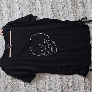 Torrid Skull T- Shirt Womens Sz 1 (XL) Y2K Black Short Sleeve Top  Embroidery